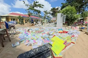 Many teaching devices at Phu Mo Primary School in Phu Mo Commune, Dak Lak Province have been damaged. (Photo: SGGP)