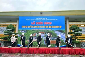 Delegates carry out the groundbreaking ceremony. (Photo: SGGP)