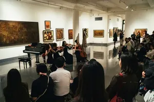 Visitors on the night tour at the Vietnam Museum of Fine Arts (Photo: SGGP)