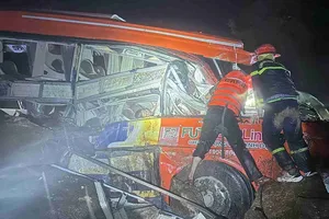 Rescuers search for missing victims on Khanh Son pass (Photo: SGGP)