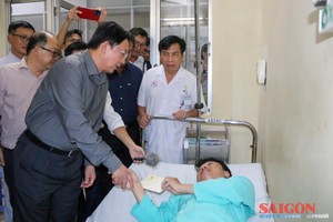 Deputy Prime Minister Ho Quoc Dung visits and offers support to the victims of the Khanh Le Pass landslide. (Photo: SGGP)