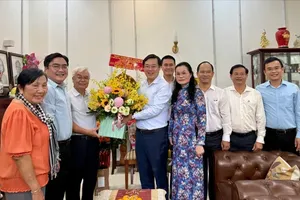 Standing Vice Secretary of the Ho Chi Minh City Party Committee, Le Quoc Phong (5th,r), extends greetings to Associate Professor Dr. Phan Thanh Binh. (Photo: SGGP)