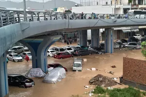 Numerous cars surrounded by floodwaters at the base of Ngoc Hoi Overpass (Photo: SGGP)
