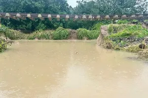 Railway section between Nha Trang and Cay Cay stations in Khanh Hoa Province severely damaged. (Photo: SGGP)