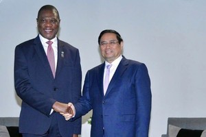 Vietnamese Prime Minister Pham Minh Chinh (R) receives South African Deputy President Paul Mashatile.