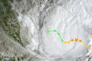 Satellite image of the typhoon clouds at 7:10 a.m. on November 27 and the projected path according to the U.S. model (Photo: Z.E.)
