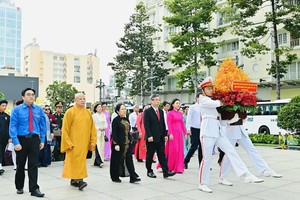 Delegates attending the first Congress of the Vietnam Fatherland Front Committee in HCMC offer flowers to pay tribute to the late President Ho Chi Minh at his Statue Park. (Photo: SGGP)
