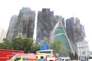 At the scene of the deadly fire at a residential complex in Hong Kong (China) (Photo: VNA)