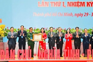 The Vietnam Fatherland Front (VFF) Committee of Ho Chi Minh City receives a Certificate of Merit from the Prime Minister at the first Congress of the Vietnam Fatherland Front Committee in the city for the 2025–2030 term on November 30. (Photo: SGGP)