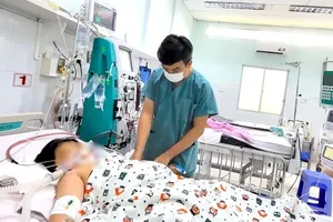 A severe dengue fever patient receiving treatment at Children’s Hospital 2 in Ho Chi Minh City (Photo: SGGP)