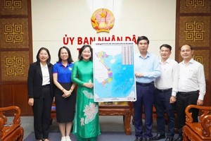 SGGP Newspaper delegation presents maps to provincial leaders and departments in Gia Lai (Photo: SGGP)