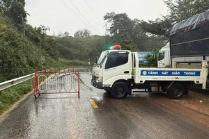 Provincial traffic police in Lam Dong have set up checkpoints to bar all vehicles from traveling down the Song Pha Pass. (Photo: SGGP)
