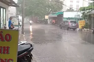 Heavy rainfall hits Ho Chi Minh City on the afternoon of December 3. (Photo: SGGP)