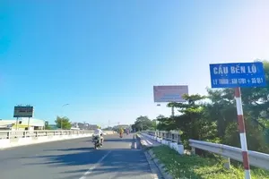 The section of National Highway 1 passing over Ben Loi Bridge in Ham Thang Ward, Lam Dong Province has been cleared and reopened to traffic. (Photo: SGGP)