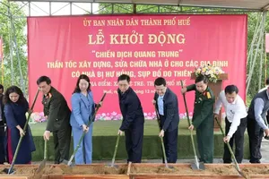 The People’s Committee of Hue City launches the “Quang Trung Campaign,” aimed at building and repairing homes for residents whose houses were severely damaged by the late October–early November 2025 floods, on December 6. (Photo: SGGP)