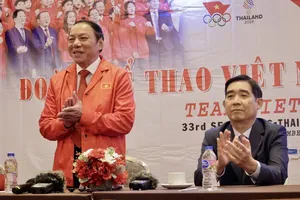 Minister of Culture, Sports, and Tourism Nguyen Van Hung visis the Vietnamese sports delegation in Bangkok, Thailand, to encourage and support the coaches and athletes on December 9. (Photo: SGGP)