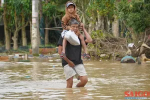 Severe flooding hits many areas in Tay Nha Trang Ward after heavy rain on December 4. (Photo: SGGP