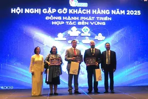 Mr. Pham Dut Diem, Acting Director of the Ho Chi Minh City Department of Foreign Affairs presents commemorative tokens of appreciation to customer representatives from consulates general in Ho Chi Minh City. (Photo: SGGP)