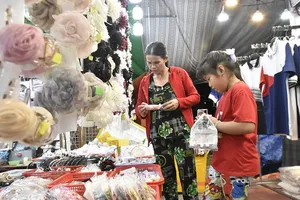 Visitors shop at the Vietnam-Cambodia Border OCOP Trade Fair. (Photo: SGGP)