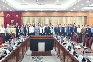 Vietnamese delegates and the IAEA delegataaaion at the closing ceremony of the working session on December 11 in Hanoi