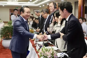 Chairman of the Ho Chi Minh City People’s Committee Nguyen Van Duoc (L) meets Japanese business representatives at the conference. (Photo: SGGP)