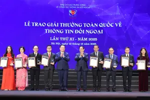 Prime Minister Pham Minh Chinh (fifth, right) presents the first prizes to the authors and groups of authors. (Photo: SGGP)
