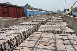 Vietnam Railways delivers one million bricks free of charge to support the construction and repair of homes for storm-affected communities in the Central region.