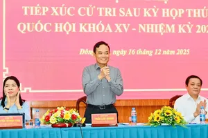 Secretary of the Ho Chi Minh City Party Committee Tran Luu Quang (C), together with other members of Constituency No. 12 of the Ho Chi Minh City National Assembly delegation, meet with voters in Dong Hoa Ward on December 16. (Photo: SGGP)
