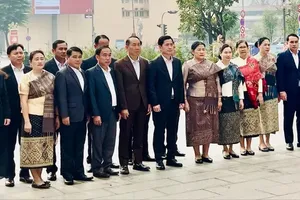 Delegation from Laos' Houaphanh Province offers flowers in tribute to President Ho Chi Minh. (Photo: SGGP)