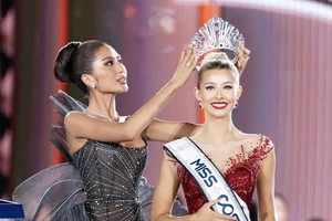 Outgoing Miss Cosmo Ketut Permata Juliastrid crowns the new titleholder, Yolina Lindquist.