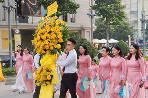 On the morning of December 21, delegates attending the first HCMC Women’s Congress for the 2025–2030 term offered incense and flowers to pay tribute to the late President Ho Chi Minh at his Statue Park in front of the City Hall in Nguyen Hue Walking Street in Sai Gon Ward. (Photo: SGGP)