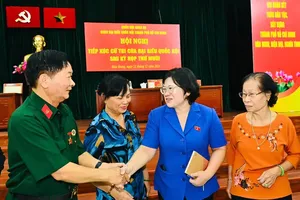 Vice Secretary of the Ho Chi Minh City Party Committee Van Thi Bach Tuyet, meets delegates at the meeting. (Photo: SGGP)