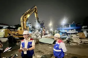 Mr. Phan Cong Bang, Head of the HCMC Urban Railway Management Board (MAUR) (left), inspects the Metro Line 2 construction site. (Photo: SGGP)