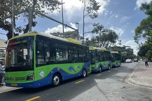 Con Dao Special Zone launches first electric bus service No. 173 on December 25. (Photo: SGGP)