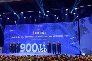 Vietnam Customs holds a ceremony to mark the country’s total import-export turnover surpassing US$900 billion for the first time (Photo: VNA)