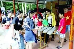 Tourists visit Cu Chi Tunnels historical site. (Photo: SGGP)