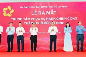Chairman of the Ho Chi Minh City People’s Committee, Nguyen Van Duoc, and delegates attend the inauguration ceremony of the Ho Chi Minh City Public Administration Service Center on December 31. (Photo: SGGP)