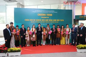 Leaders of Lam Dong Province greeted tourists arriving at the start of 2026. (Photo: SGGP)
