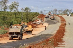 At the construction side of Eastern Gia Lai Economic Corridor Road (Photo: SGGP)