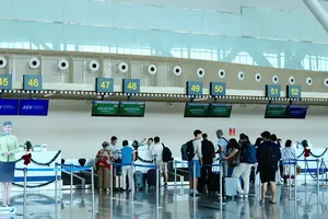 Passengers check in at Terminal T3. (Photo: SGGP)