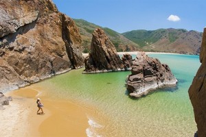 Ky Co beach is currently one of the "hottest" tourist destinations, chosen by many visitors to explore during their holidays with family and friends. (Photo: vietnamtourism.gov.vn)