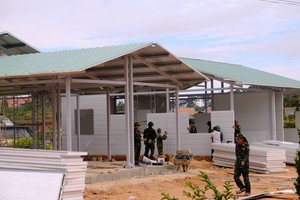 A bustling construction scene is recorded at four residential building sites under the “Quang Trung Campaign” in Lam Dong province's D’ran commune in the final days of 2025 (Photo: VNA)