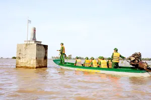Officers and soldiers of the Nhon Hung Border Guard Post in An Giang Province conduct patrols combined with inspections of border markers. (Photo: SGGP)