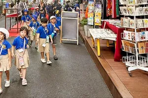 An elementary school field trip to Ho Chi Minh City’s Book Street (Photo: SGGP)