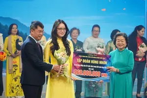 Vu A Dinh Scholarship Fund and the “For Beloved Hoang Sa–Truong Sa” Club receive sponsorships from individuals and organizations. (Photo: SGGP)