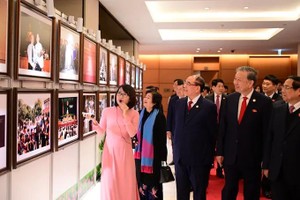 Delegates visit the exhibition. (Photo: SGGP)