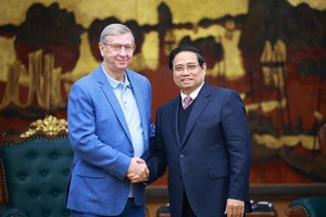 Prime Minister Pham Minh Chinh (R) and founder of AFK Sistema Vladimir Petrovich Evtushenkov (Photo: VNA)