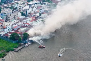 Emergency teams approach to battle blaze. (Photo: SGGP)