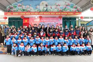 The organization board of the SGGP Newspaper's “Ao am den truong" (Warm Coats for Schoolchildren) program, presented gifts to students of Lung Chinh Semi-Boarding Ethnic Secondary School in Sung Mang Commune, Tuyen Quang Province. (Photo: SGGP)