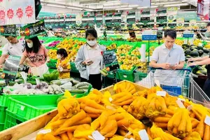 Shoppers purchase fresh vegetables and fruits at a supermarket. (Photo: SGGP)